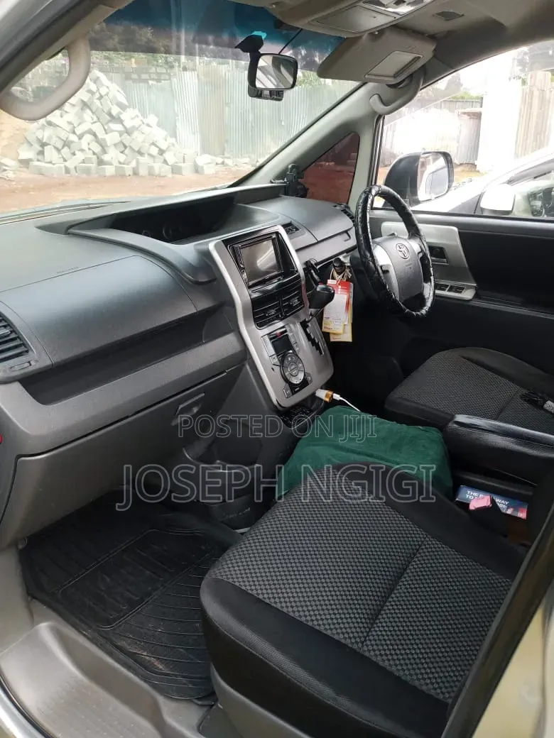 Toyota Noah 2.0 158hp FWD (8 Seater) 2009 Silver