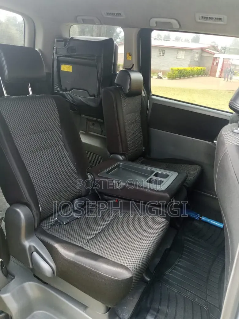 Toyota Noah 2.0 158hp FWD (8 Seater) 2009 Silver