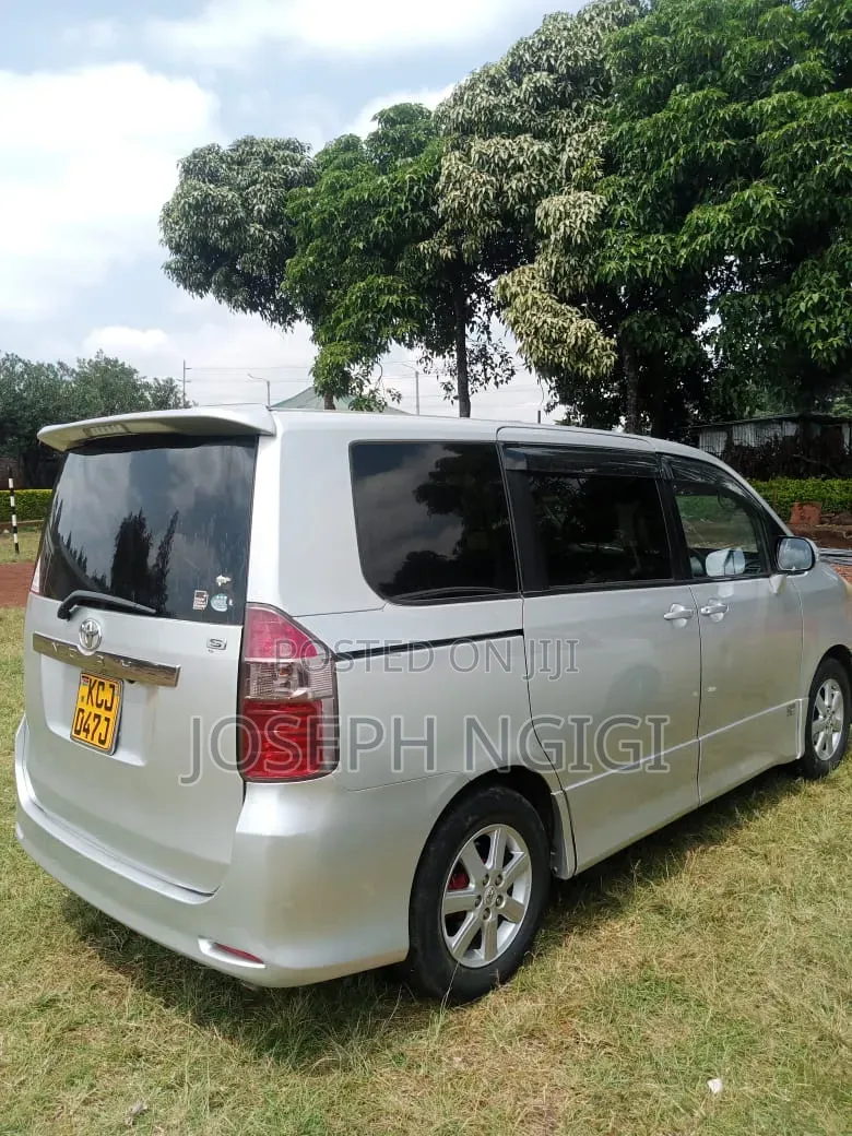 Toyota Noah 2.0 158hp FWD (8 Seater) 2009 Silver