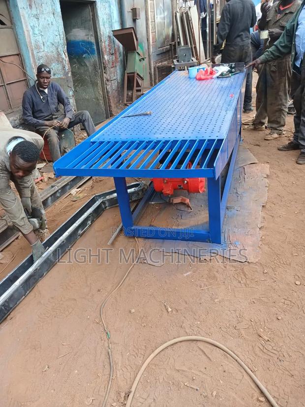 Vibrating Table Machine