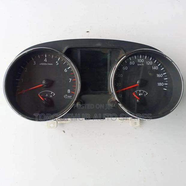 Nissan Dualis 2010 Dashboard Clock - main view
