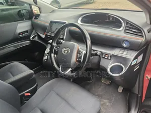 Toyota Sienta 2016 Red