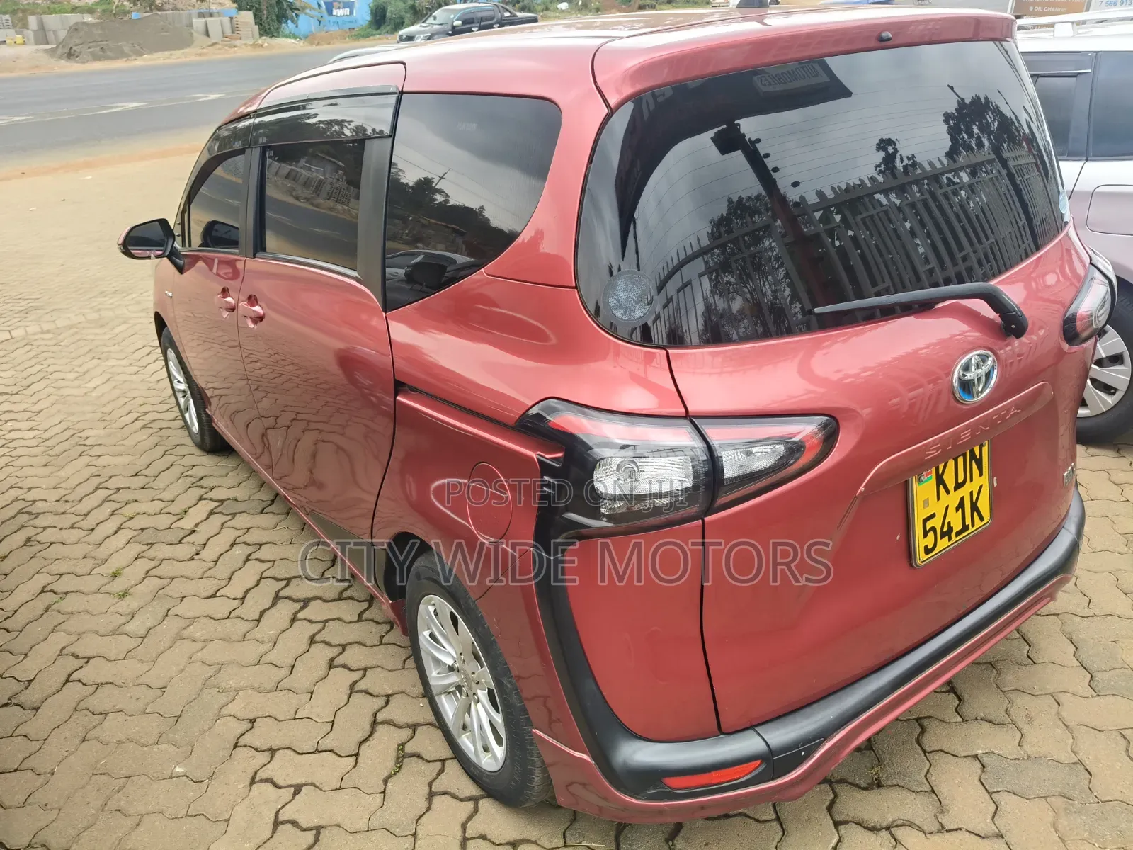 Toyota Sienta 2016 Red