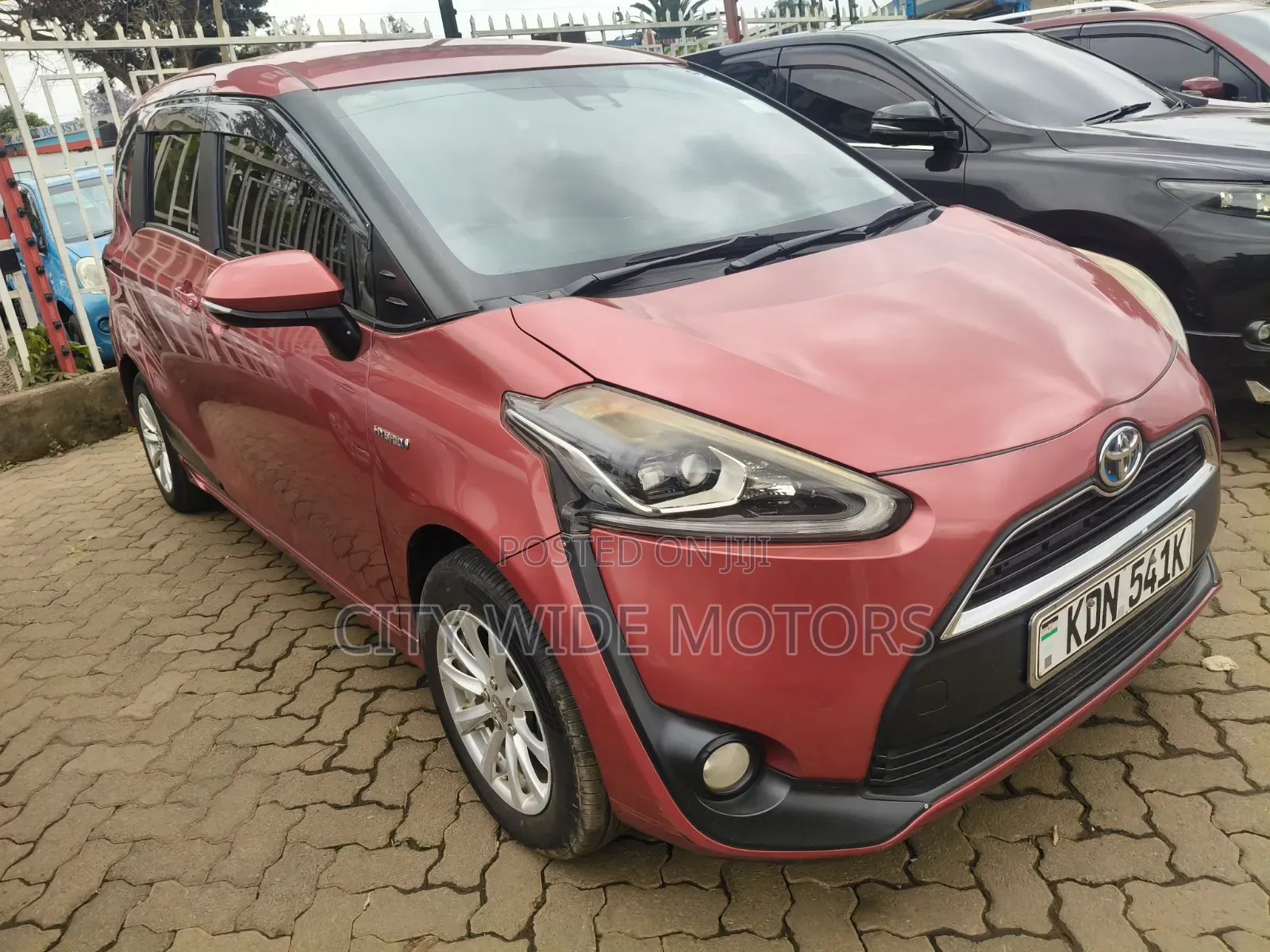 Toyota Sienta 2016 Red