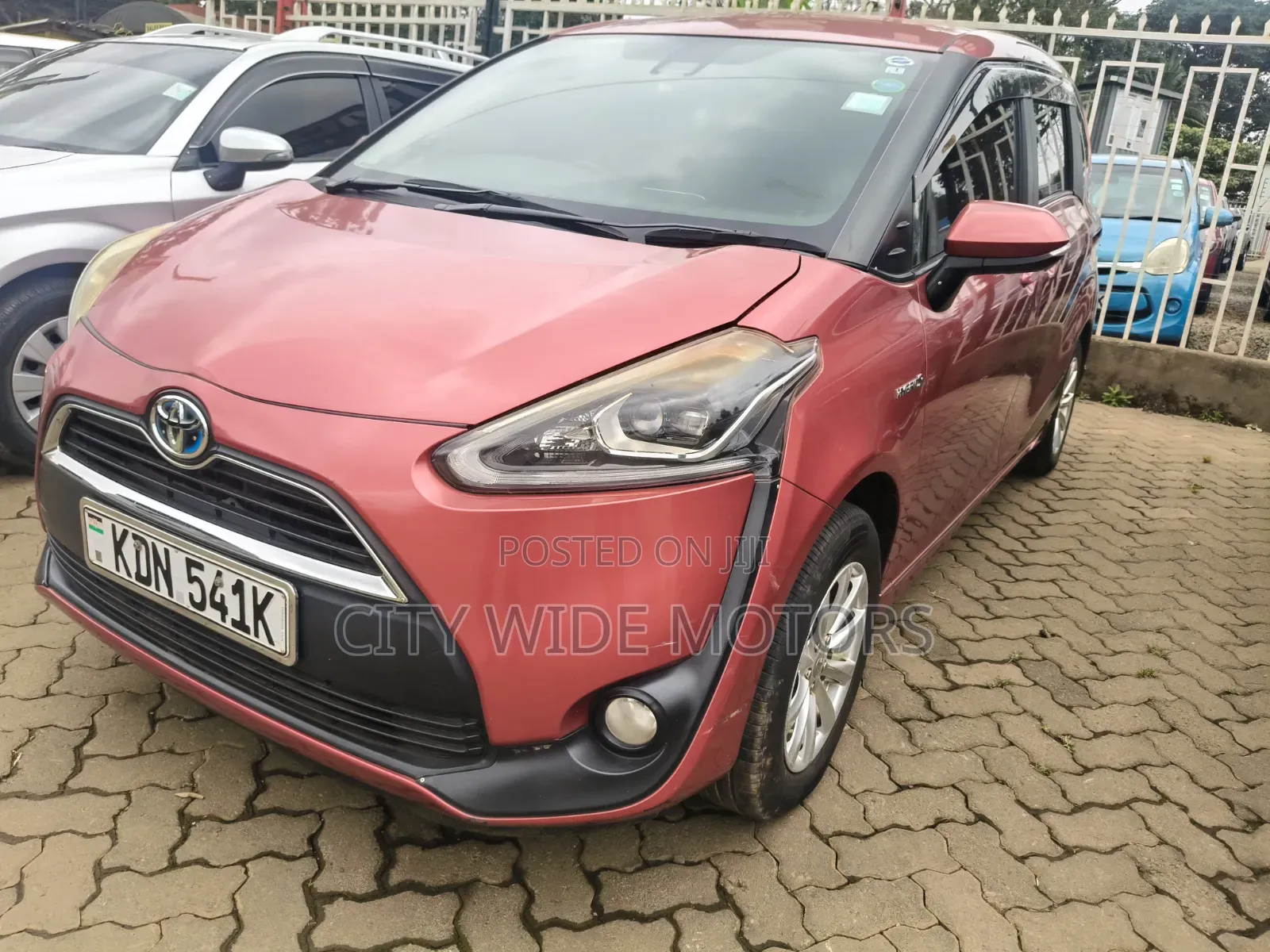 Toyota Sienta 2016 Red