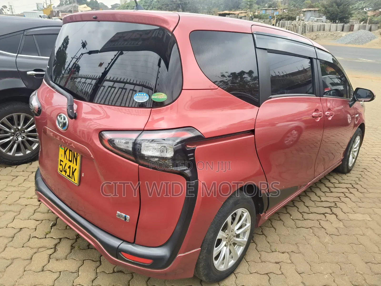 Toyota Sienta 2016 Red