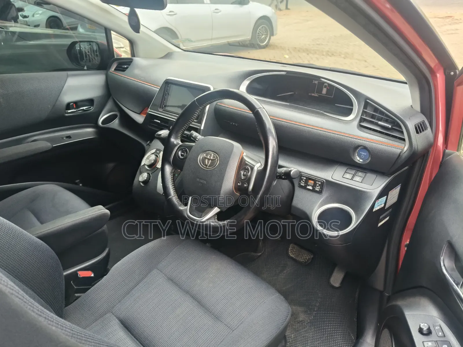 Toyota Sienta 2016 Red