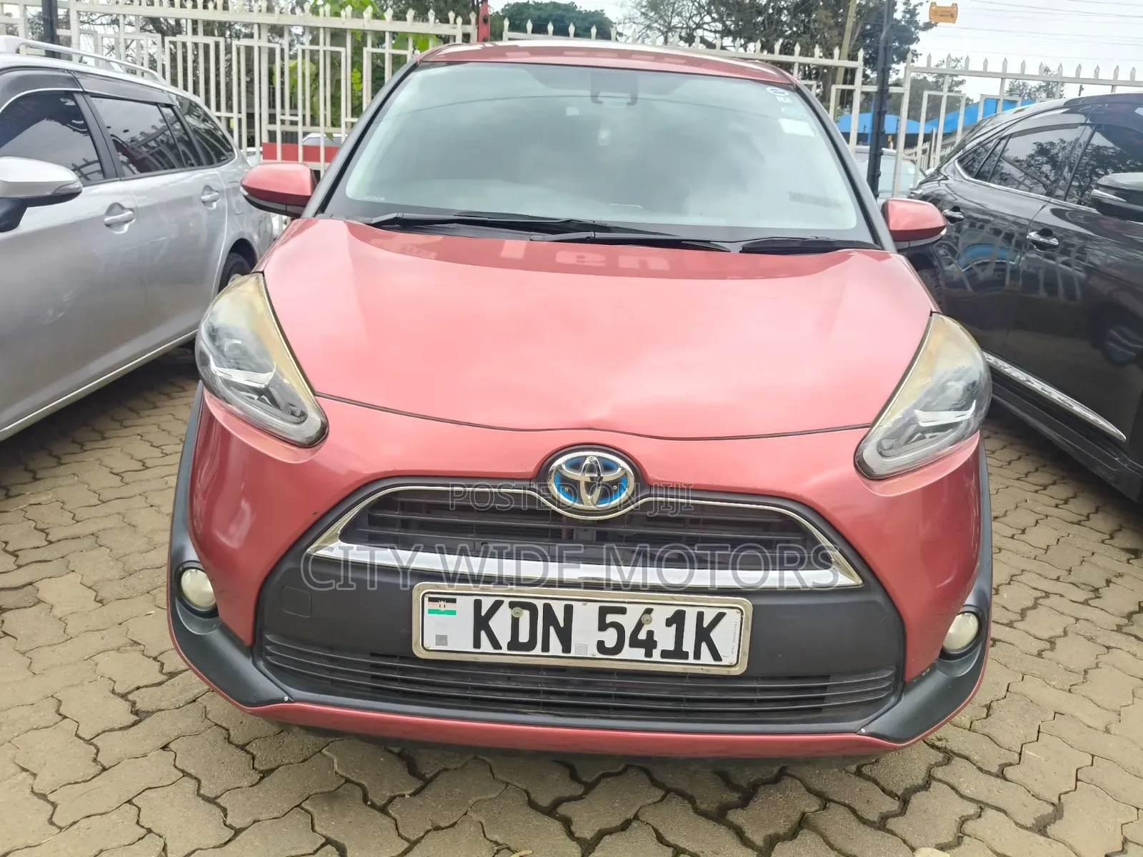 Toyota Sienta 2016 Red