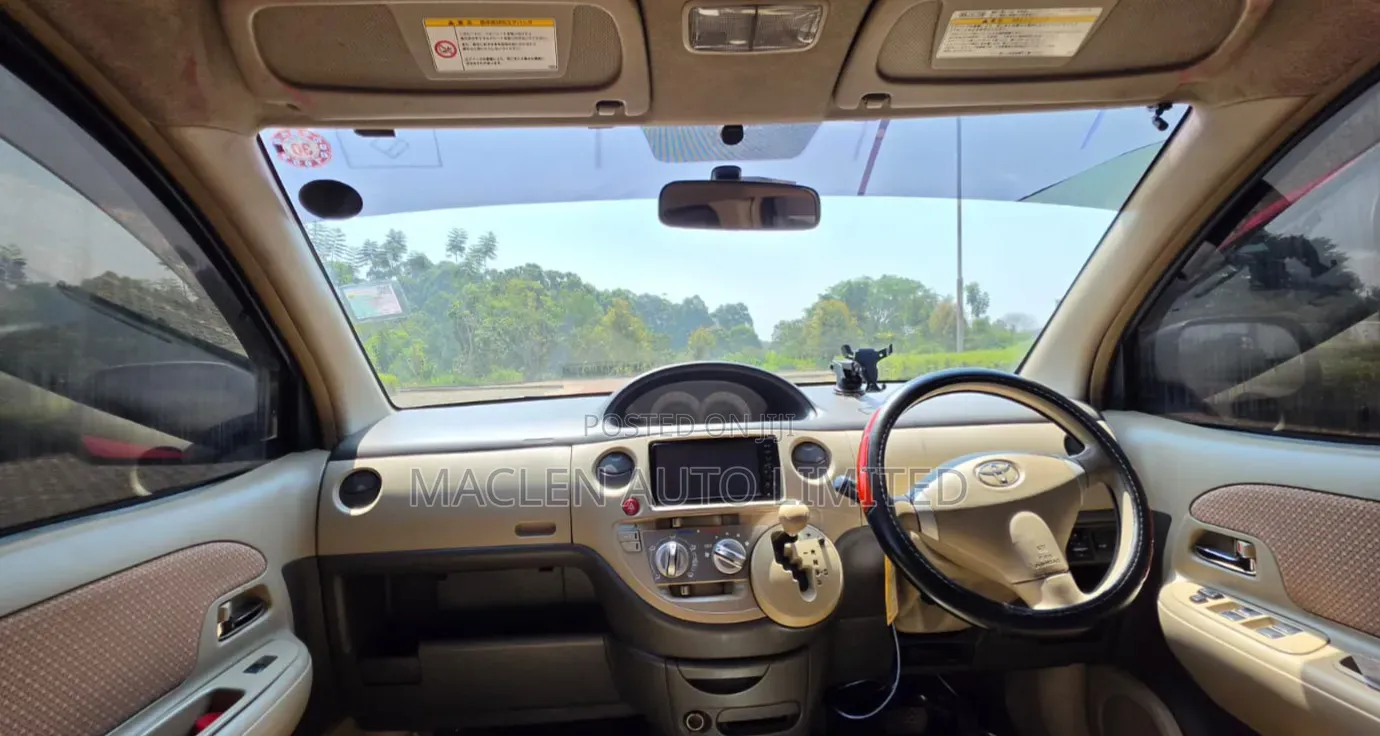 Toyota Sienta 2013 Red
