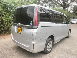 Toyota Noah 2018 Silver