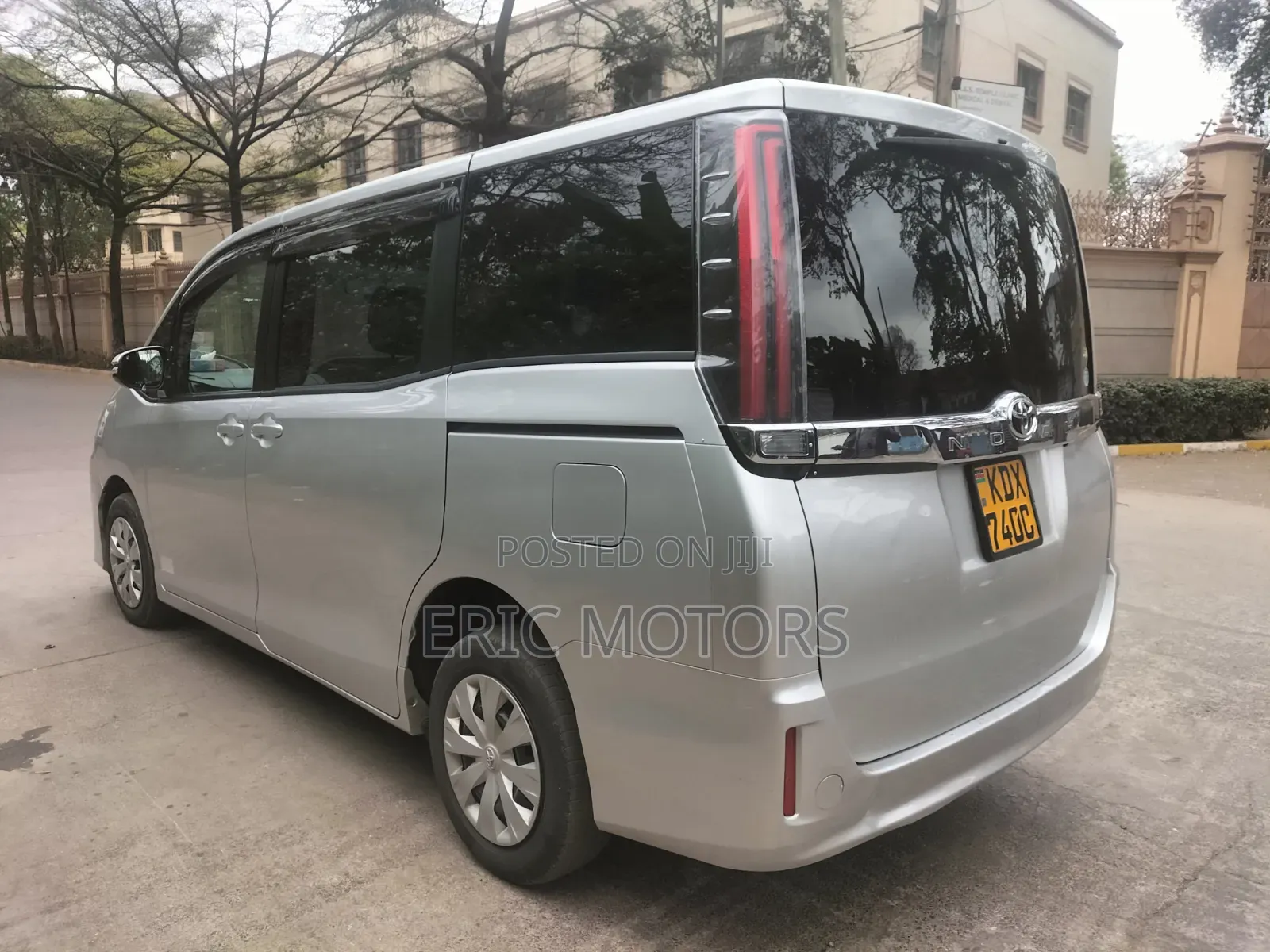 Toyota Noah 2018 Silver