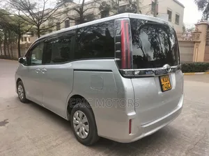 Toyota Noah 2018 Silver