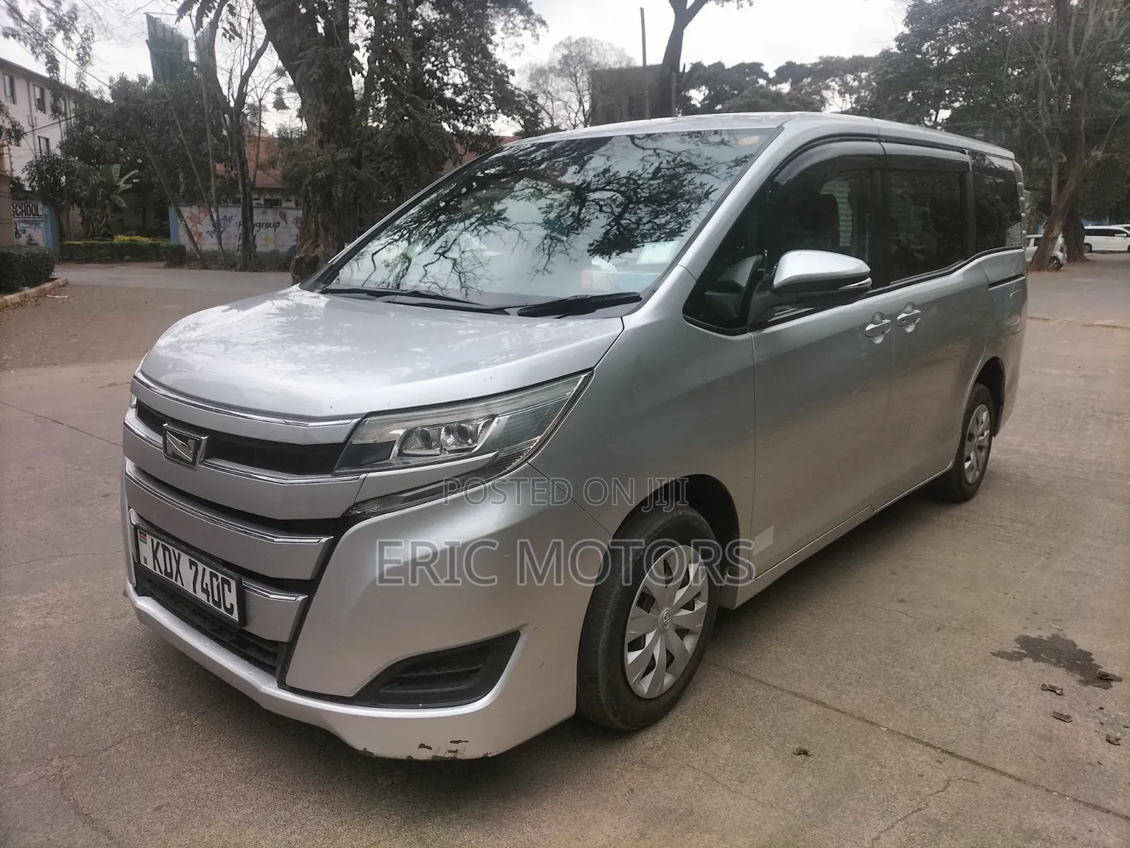 Toyota Noah 2018 Silver