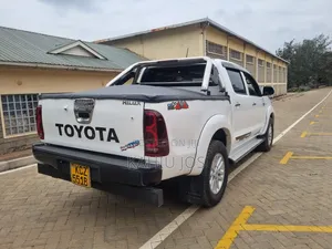 Toyota Hilux 2013 White