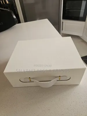 The Blanc VIP Hamper Box With Integrated Comfort Handle