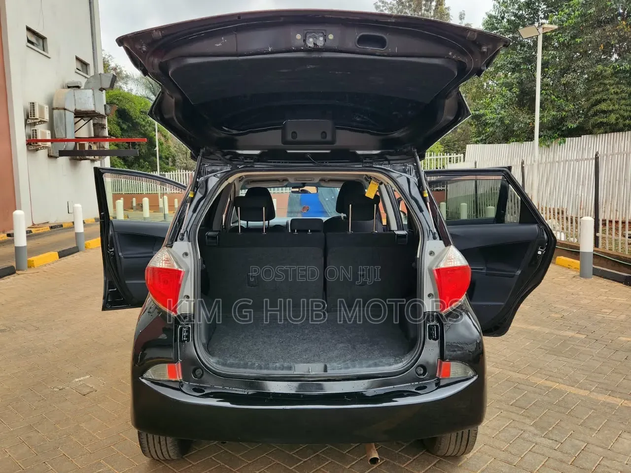 Toyota Ractis 1.5 FWD 2012 Black