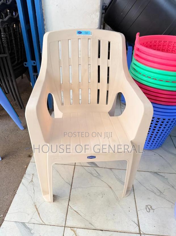 Good Quality Kenpoly With Arms Plastic chairs.strong and Durable Chair