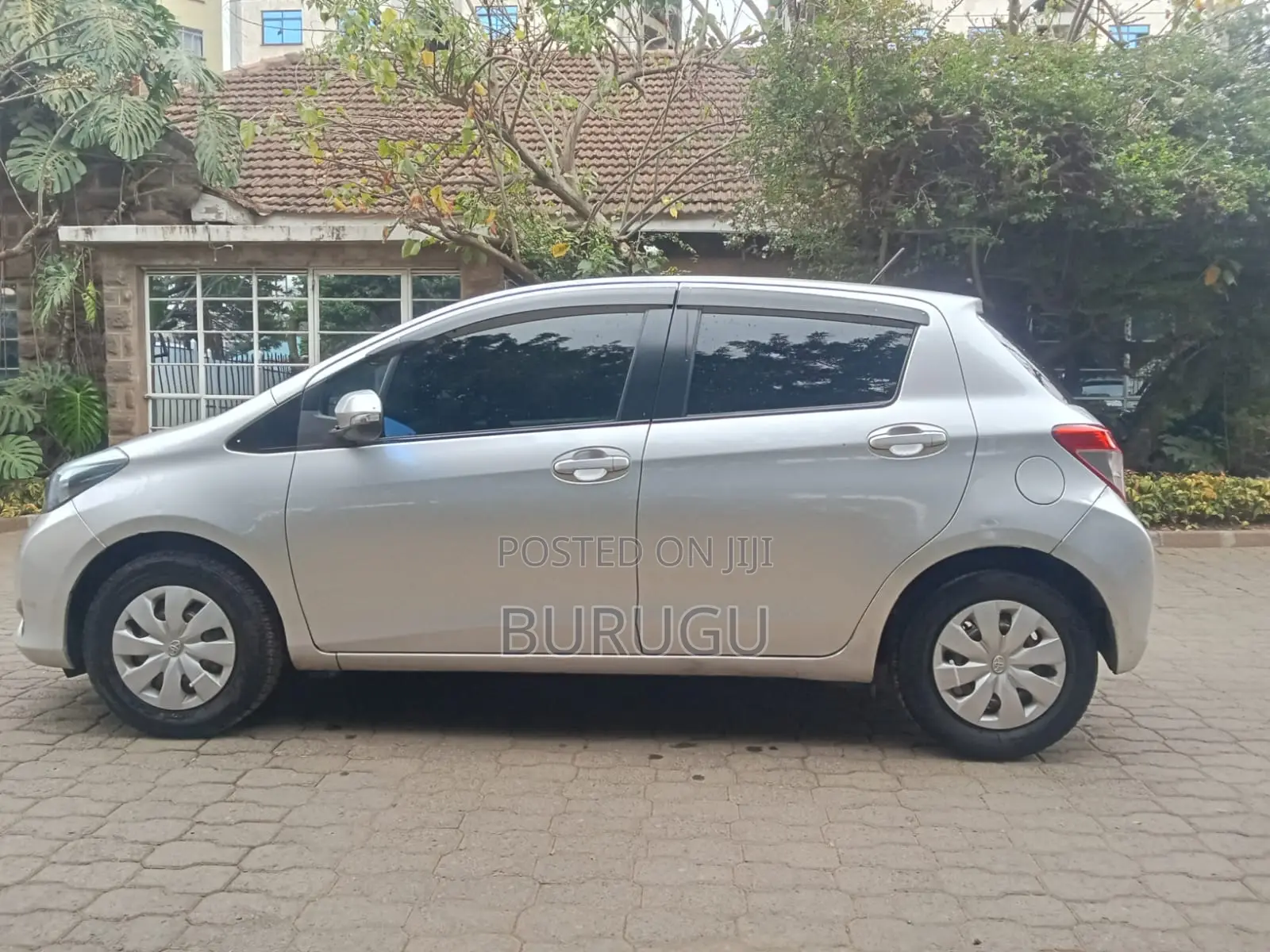 Toyota Vitz 2012 Silver