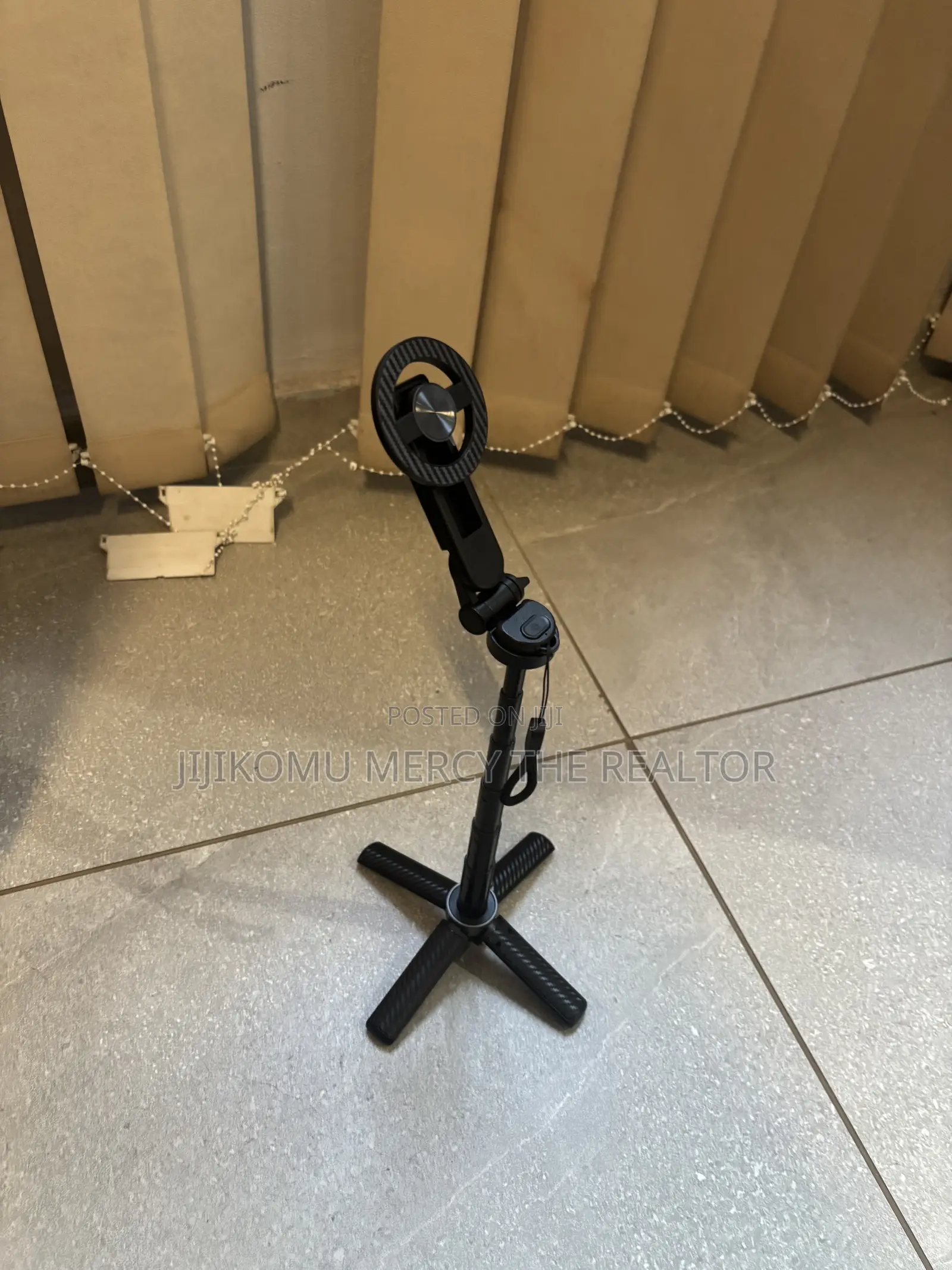 Upgraded 5in1 Magnetic Selfiestick With Remote for Phone 360 Rotation.