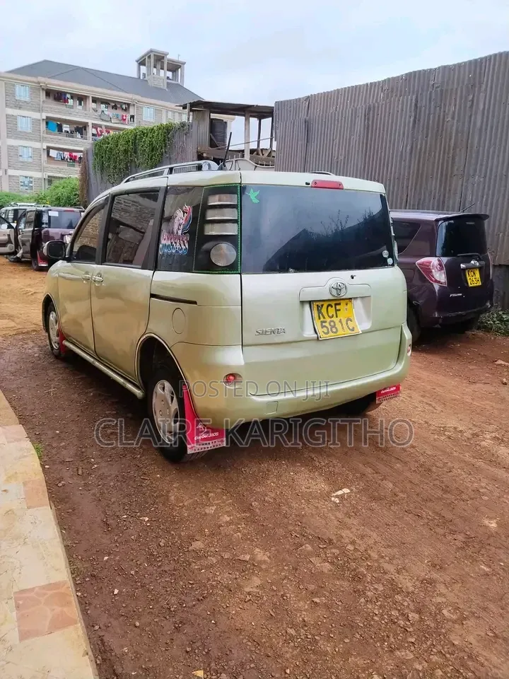 Toyota Sienta 1.5 FWD 2010 Green