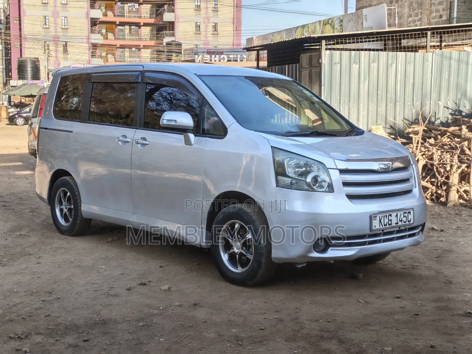 Toyota Noah 2.0 143hp FWD (8 Seater) 2008 Silver