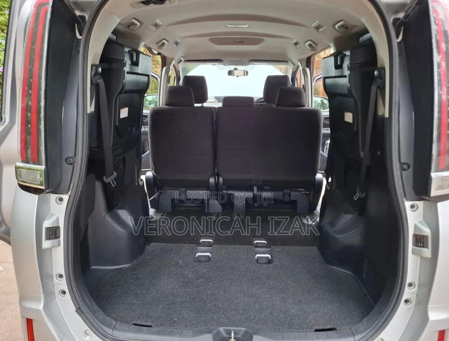 Toyota Noah 2018 Silver