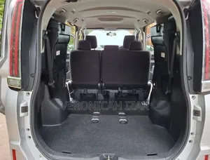 Toyota Noah 2018 Silver
