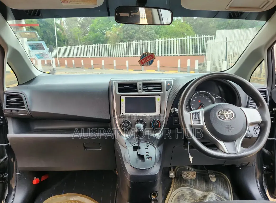 Toyota Ractis 1.5 FWD 2012 Black