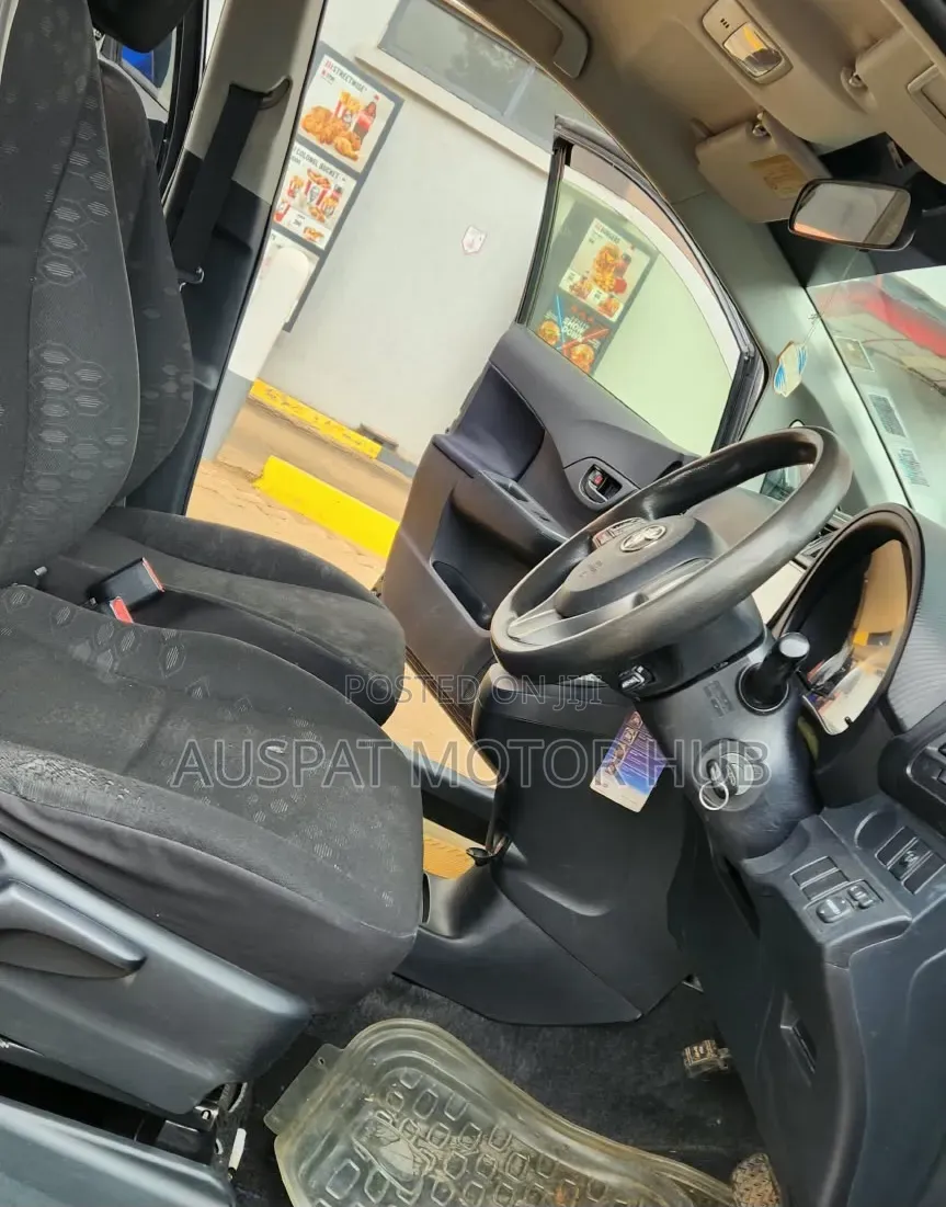 Toyota Ractis 1.5 FWD 2012 Black