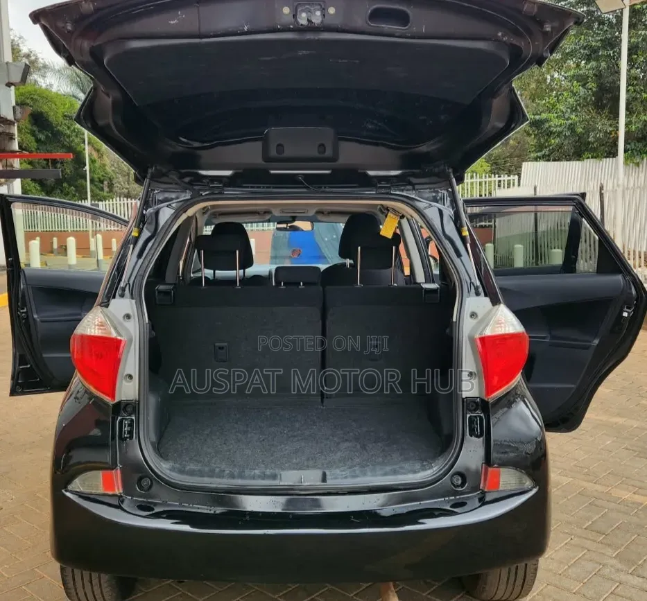Toyota Ractis 1.5 FWD 2012 Black