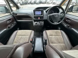 Voxy,noah and ESQUIRE 7 Seaters for Hire