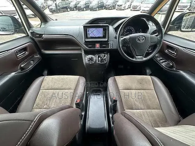 Voxy,noah and ESQUIRE 7 Seaters for Hire