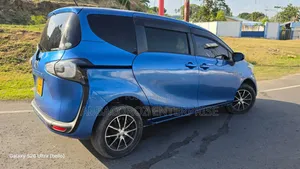 Toyota Sienta 2015 Blue