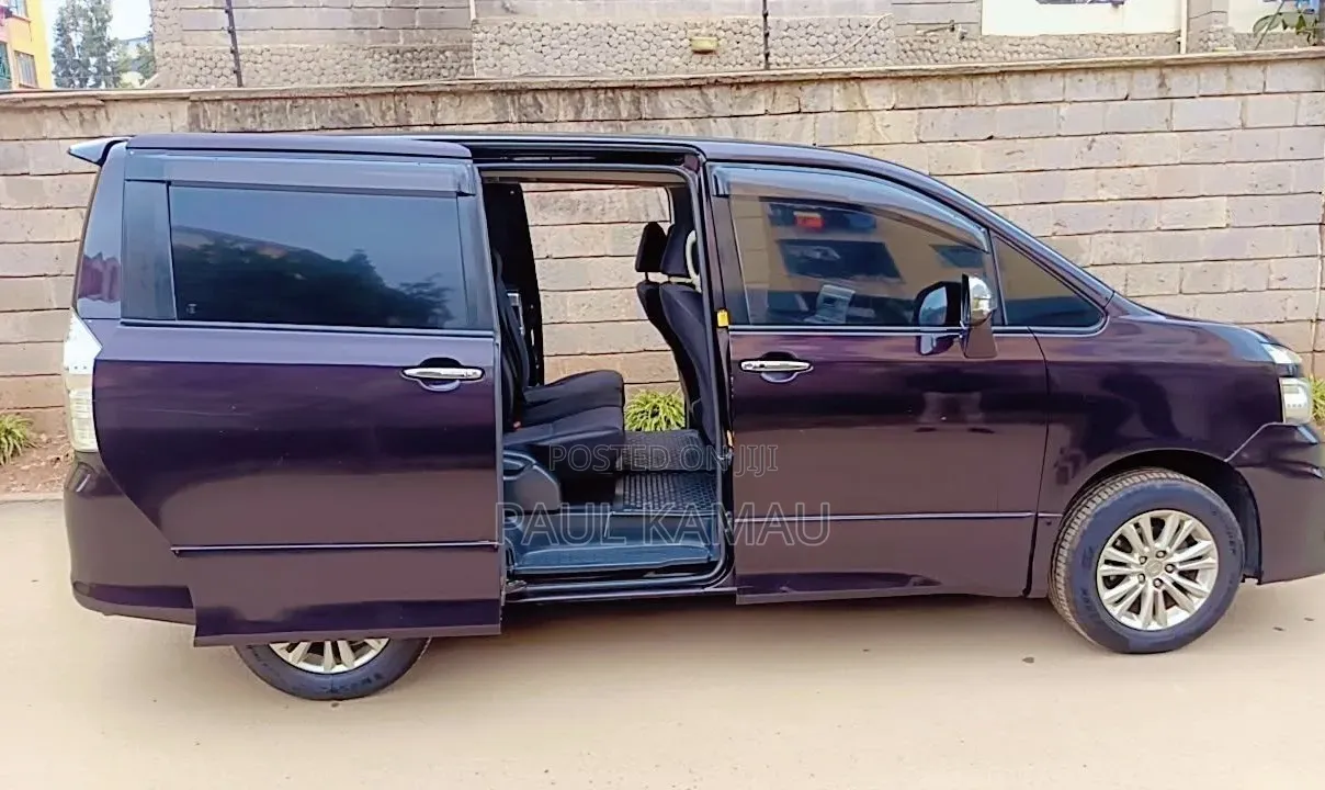 Toyota Voxy X 2WD 7-Seater 2013 Beige