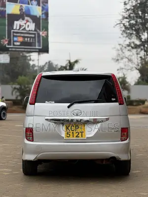 Toyota ISIS 2011 Silver