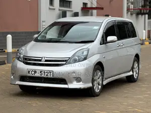 Toyota ISIS 2011 Silver
