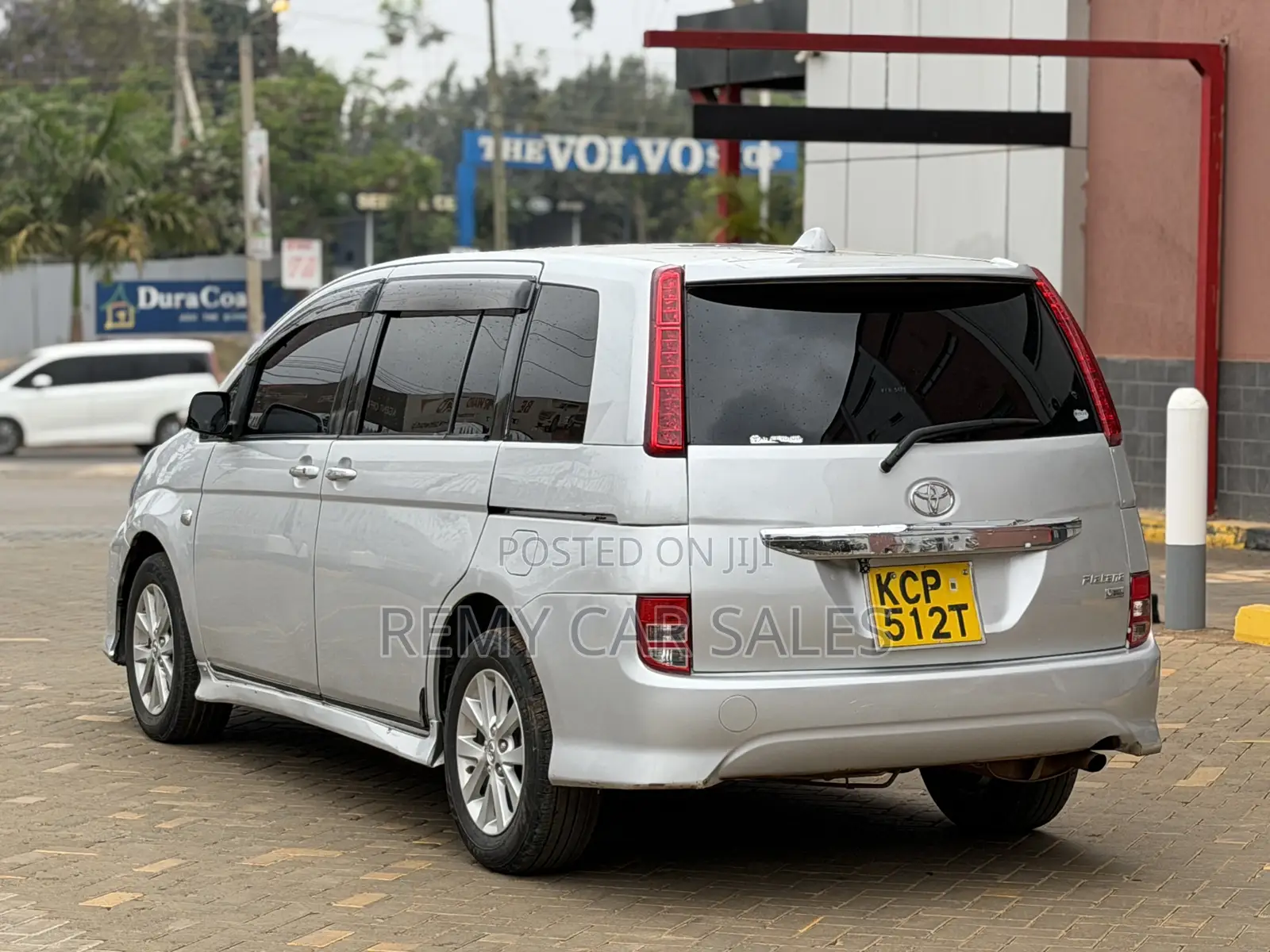 Toyota ISIS 2011 Silver