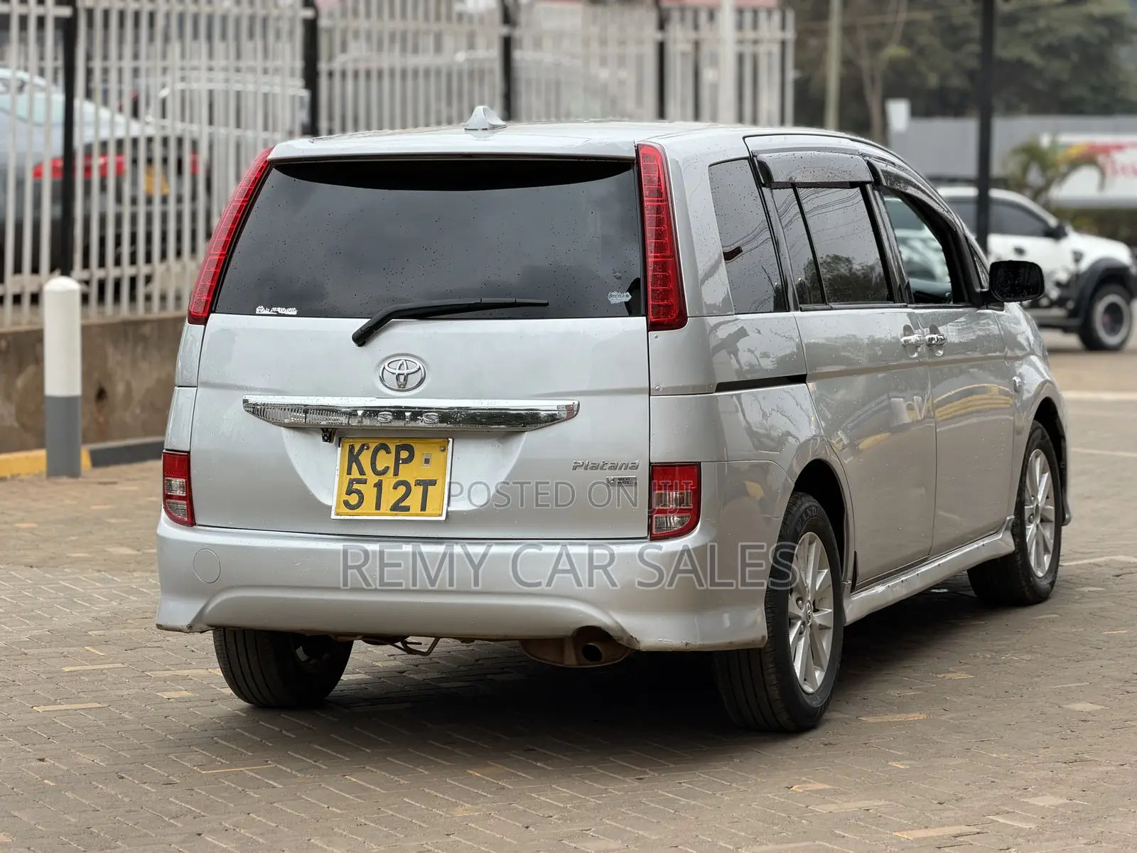 Toyota ISIS 2011 Silver