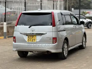 Toyota ISIS 2011 Silver