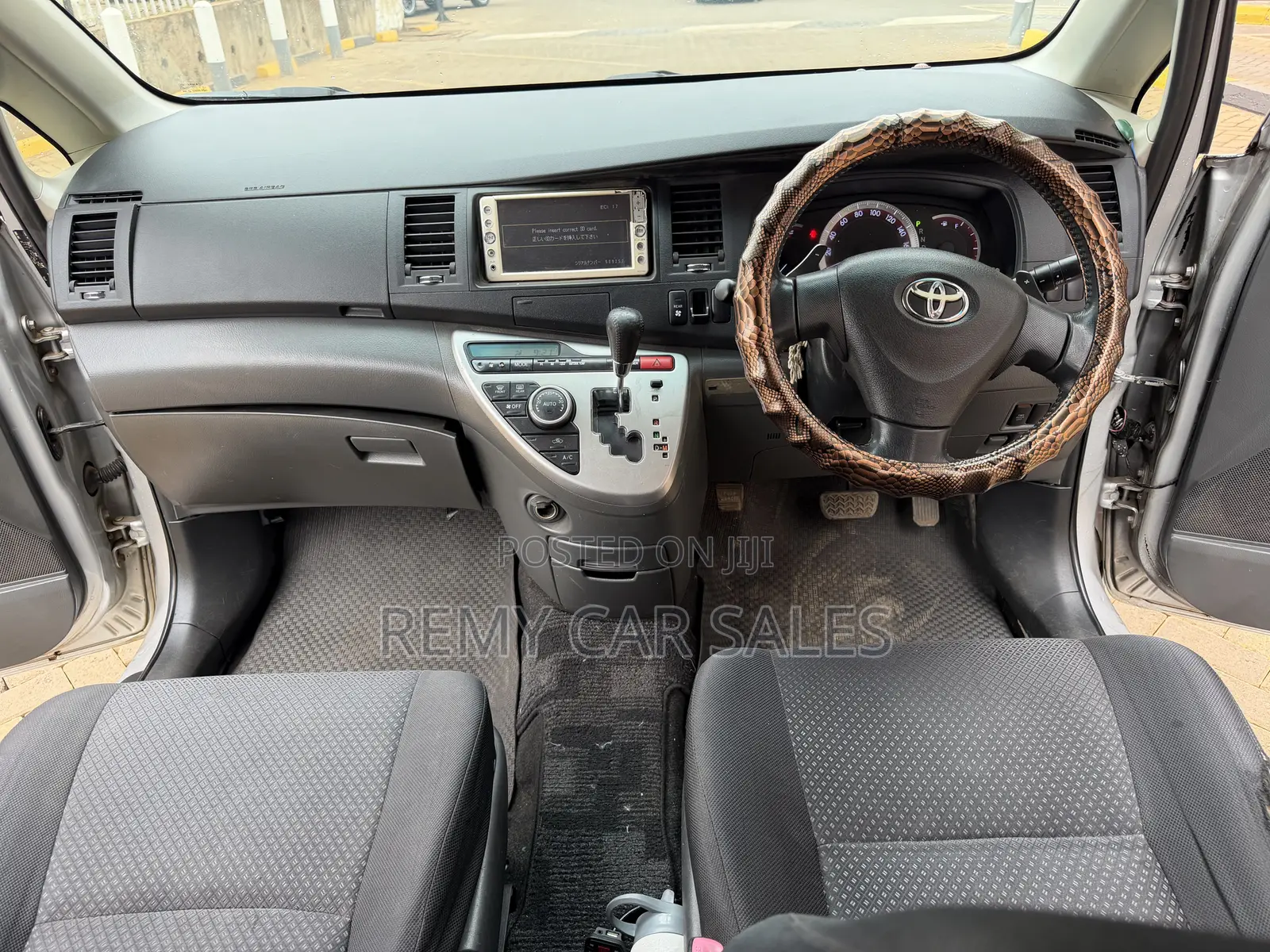 Toyota ISIS 2011 Silver