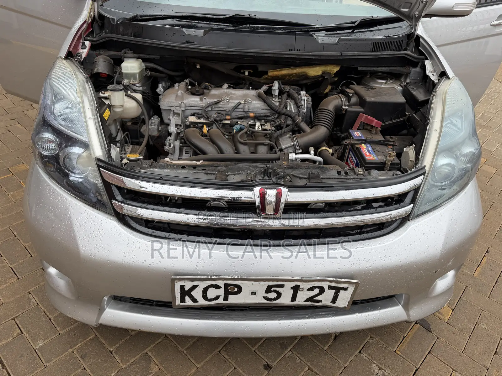 Toyota ISIS 2011 Silver