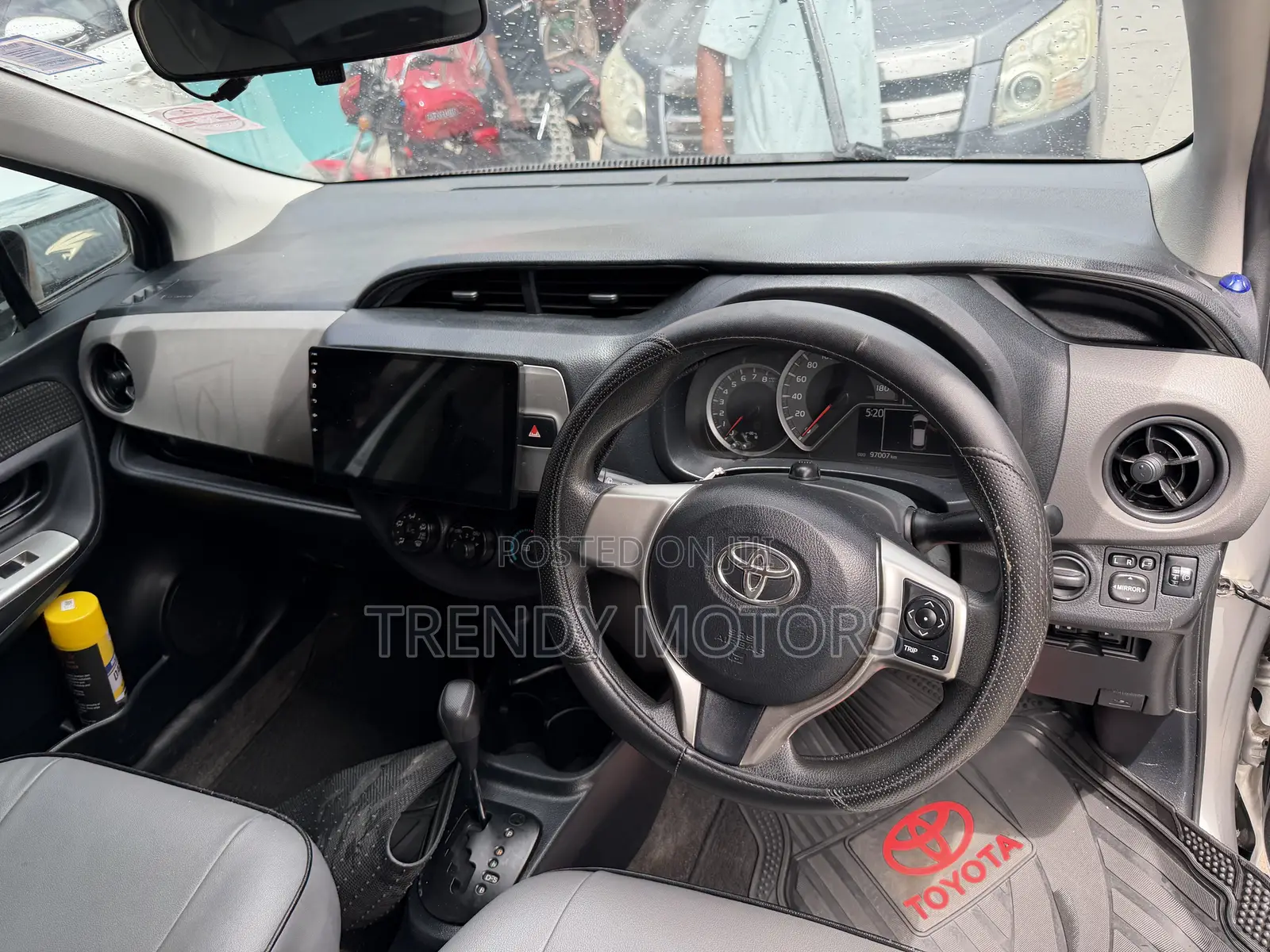 Toyota Vitz 2017 Silver