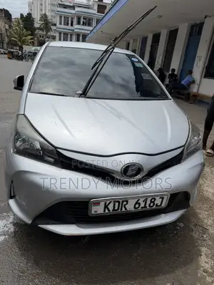 Toyota Vitz 2017 Silver
