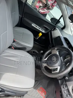 Toyota Vitz 2017 Silver