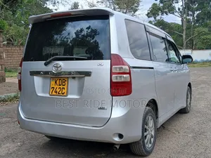 Toyota Noah 2.0 158hp FWD (8 Seater) 2013 Silver