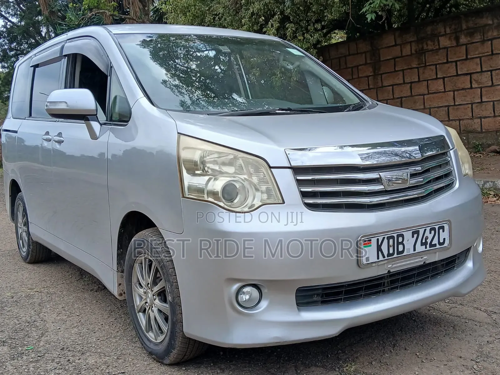 Toyota Noah 2.0 158hp FWD (8 Seater) 2013 Silver