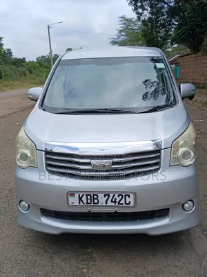 Toyota Noah 2.0 158hp FWD (8 Seater) 2013 Silver