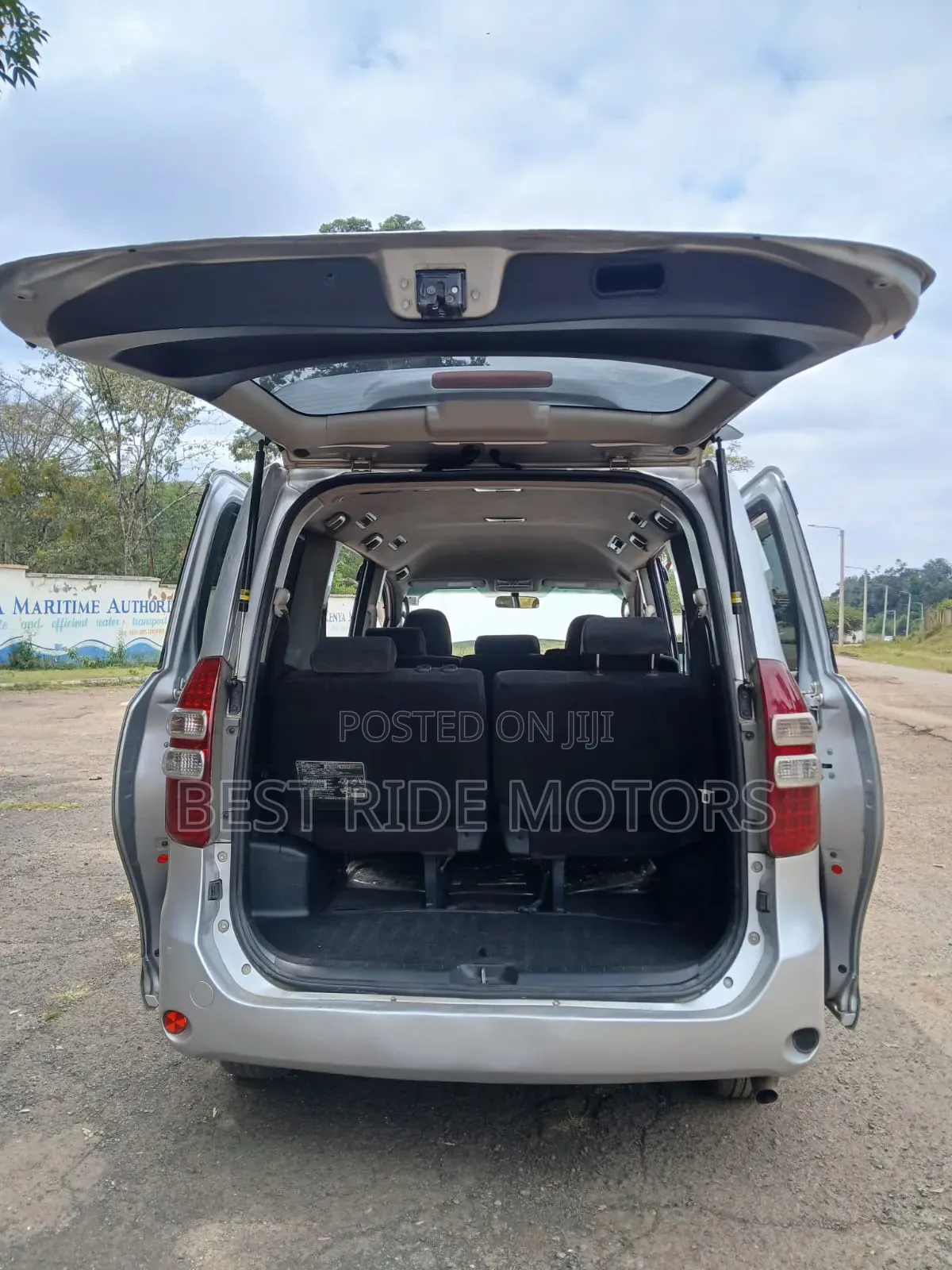 Toyota Noah 2.0 158hp FWD (8 Seater) 2013 Silver