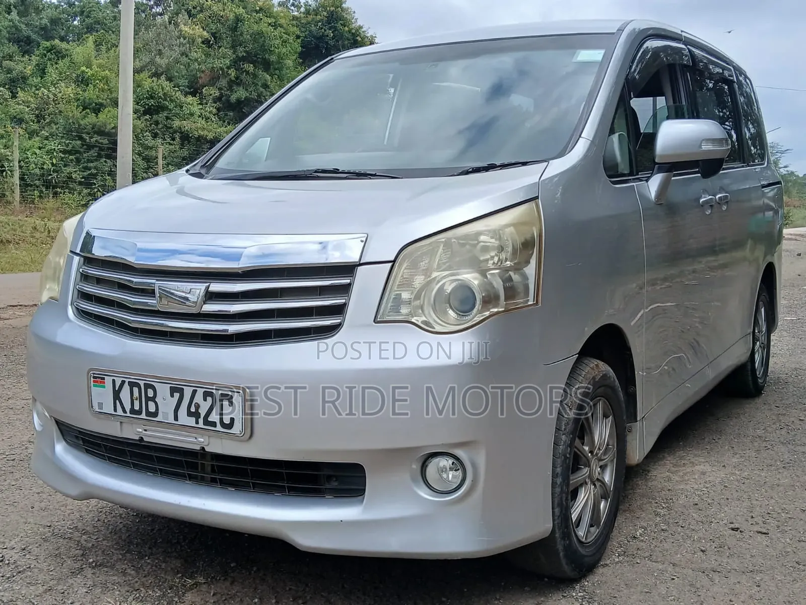 Toyota Noah 2.0 158hp FWD (8 Seater) 2013 Silver