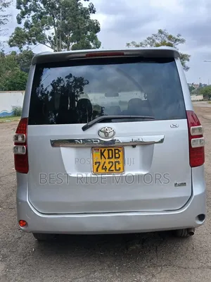 Toyota Noah 2.0 158hp FWD (8 Seater) 2013 Silver